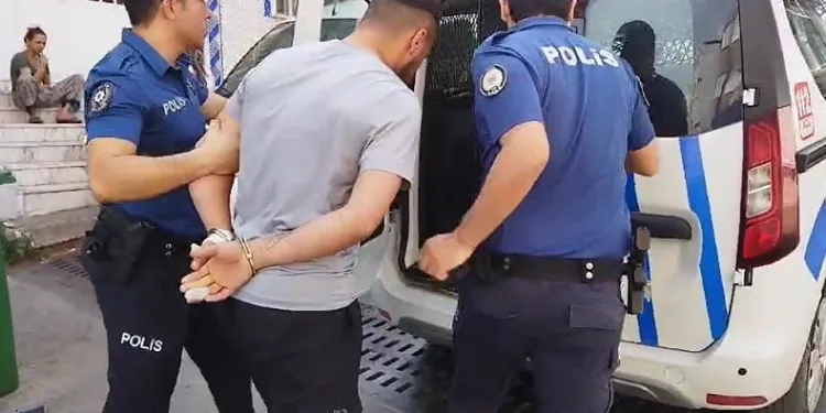 Bıçakla yaralama firarisi, saklandığı evde yakalandı