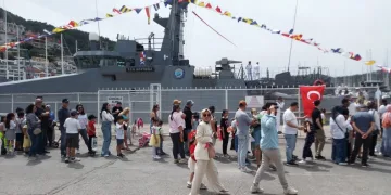 Halkın ziyaretine açılan askeri gemi ilgi gördü