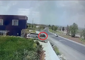 Diyarbakır’da kontrolden çıkan otomobilin kaza anı güvenlik kamerasına yansıdı