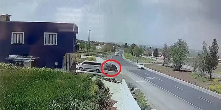 Diyarbakır’da kontrolden çıkan otomobilin kaza anı güvenlik kamerasına yansıdı