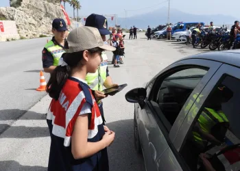 23 Nisan’da çocuklar güvenlik kuvvetleriyle denetimde