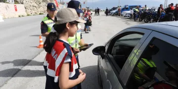 23 Nisan’da çocuklar güvenlik kuvvetleriyle denetimde