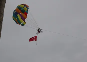 Marmaris’te bisikletli paraşütçü adeta şov yaptı
