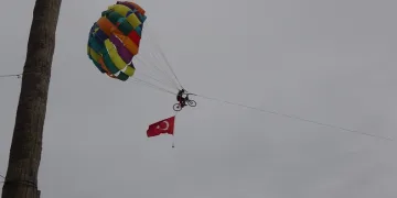 Marmaris’te bisikletli paraşütçü adeta şov yaptı