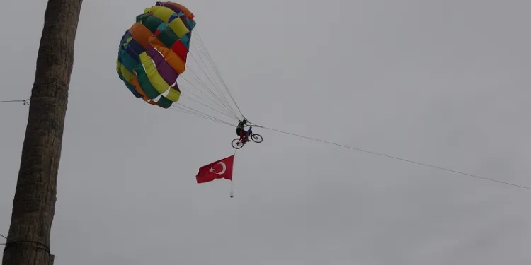 Marmaris’te bisikletli paraşütçü adeta şov yaptı