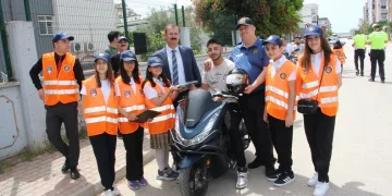 Öğrenciler sürücülere ücretsiz kask dağıttı