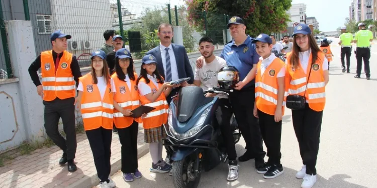 Öğrenciler sürücülere ücretsiz kask dağıttı