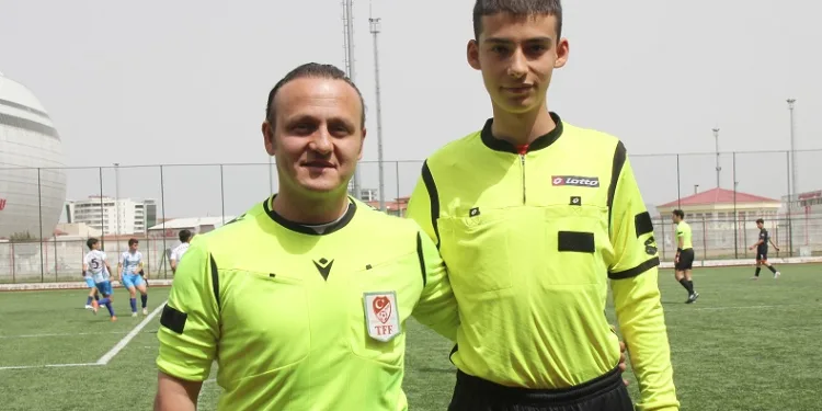 Baba-oğul hakemler beraber maç yönetti