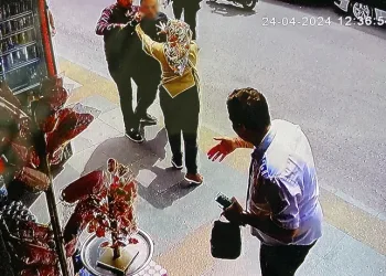 Otobüs şoförünün, cadde ortasında husumetlisinin saldırısına uğradığı anlar kamerada