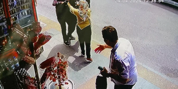 Otobüs şoförünün, cadde ortasında husumetlisinin saldırısına uğradığı anlar kamerada