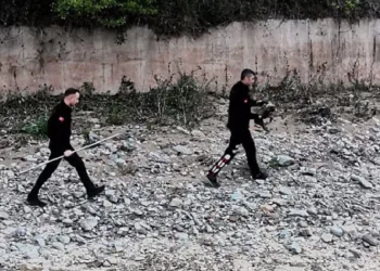 Çaya düşen yavru köpek kurtarıldı