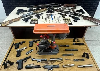 Burdur’da kaçakçılık operasyonunda çok sayıda silah ele geçirildi