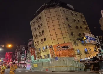 Tayvan’daki depremde bina yan yattı