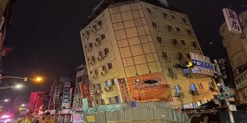 Tayvan’daki depremde bina yan yattı