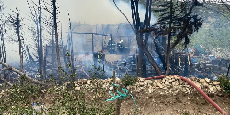 Bağ evi yangında kullanılamaz hale geldi