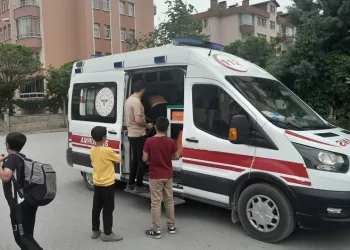 Ortaokul öğrencisi başına gelen taşla yaralandı