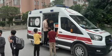 Ortaokul öğrencisi başına gelen taşla yaralandı