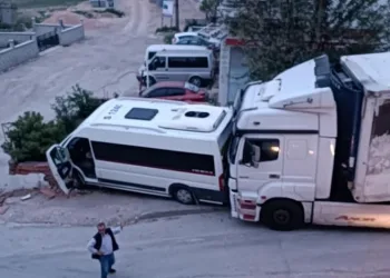 Park halindeyken freni patlayan tır minibüse çarptı