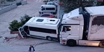 Park halindeyken freni patlayan tır minibüse çarptı