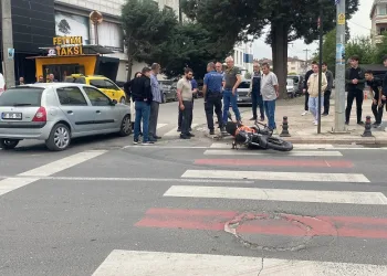 Otomobil ile motosiklet çarpıştı