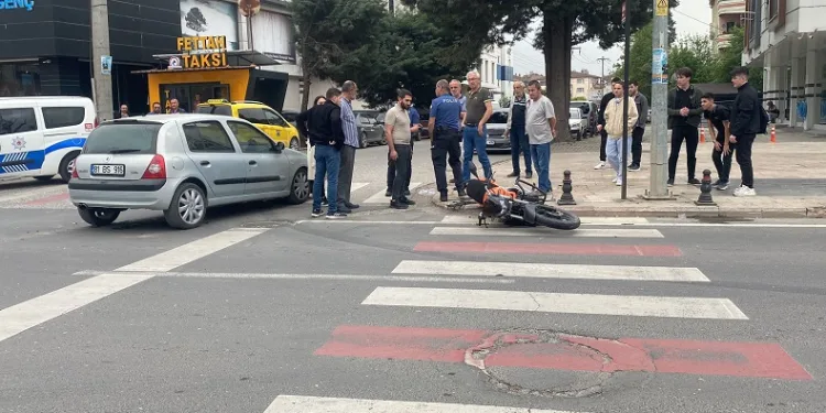 Otomobil ile motosiklet çarpıştı