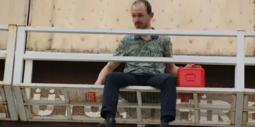 Elinde benzin bidonu ile üst geçide çıkıp annesine ve polislere zor anlar yaşattı