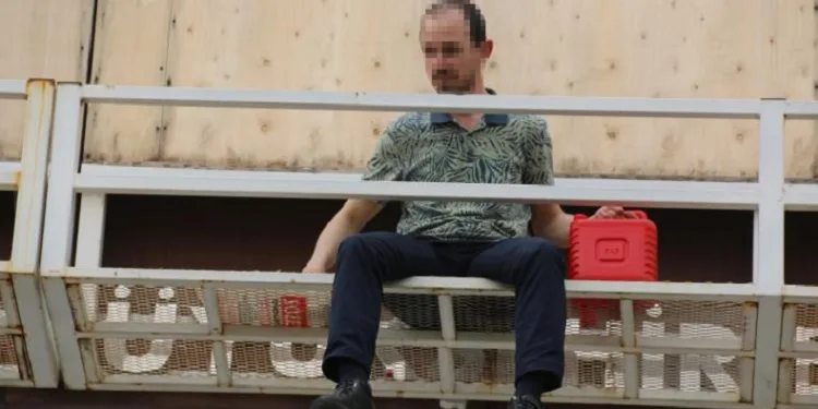 Elinde benzin bidonu ile üst geçide çıkıp annesine ve polislere zor anlar yaşattı