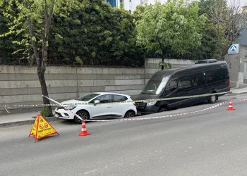 Yol çöktü:2 araç oluşan çukura düştü
