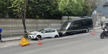 Yol çöktü:2 araç oluşan çukura düştü