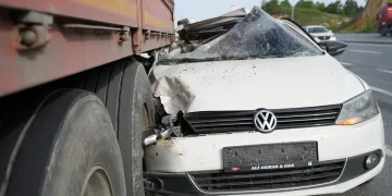 Kontrolden çıkan otomobil otoyolda duran tıra çarptı