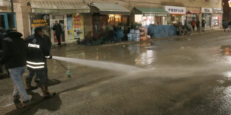 Diyadin’de caddeler tazyikli su ile yıkandı