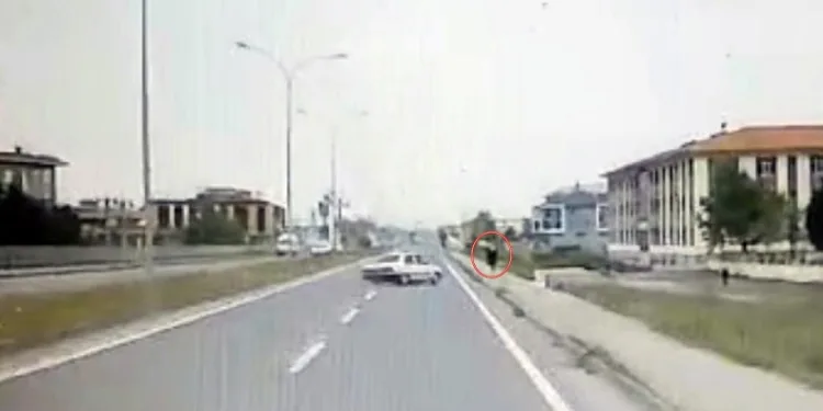 Kaldırımda yürürken hayatından oldu