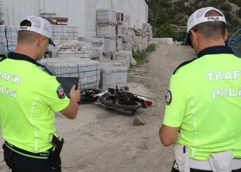 Motosiklet fayans dolu palete çarptı