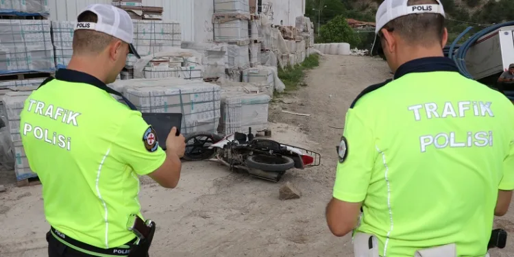Motosiklet fayans dolu palete çarptı