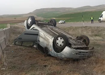Beton çitlere çarpan otomobil takla attı