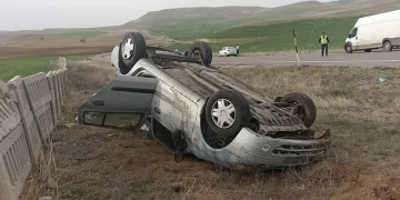 Beton çitlere çarpan otomobil takla attı