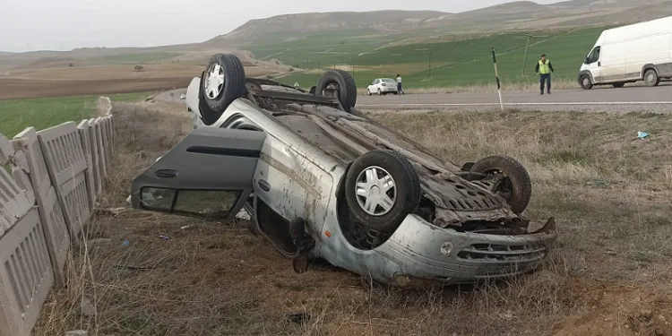 Beton çitlere çarpan otomobil takla attı