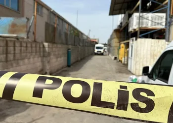 Aynı fabrikada çalıştığı arkadaşını öldürdükten sonra intihar etti