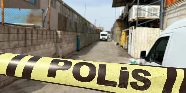 Aynı fabrikada çalıştığı arkadaşını öldürdükten sonra intihar etti