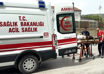 Yeni aldığı motosikletiyle çıktığı trafikte kaza yaptı, yaralandı