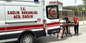 Yeni aldığı motosikletiyle çıktığı trafikte kaza yaptı, yaralandı