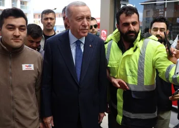 Cumhurbaşkanı Erdoğan Üsküdar’da akaryakıt istasyonuna uğradı, vatandaşla sohbet etti
