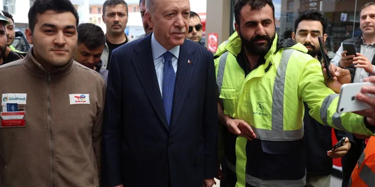 Cumhurbaşkanı Erdoğan Üsküdar’da akaryakıt istasyonuna uğradı, vatandaşla sohbet etti