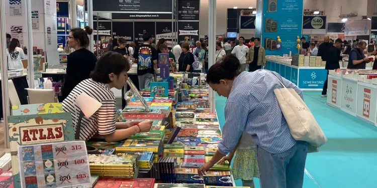 Ankara Kitap Fuarı’nda ziyaretçi yoğunluğu