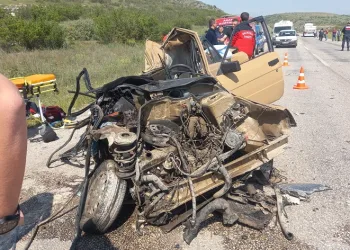 Balıkesir’de otomobil ile kamyon çarpıştı: 2 ölü, 1 yaralı