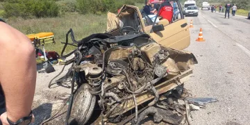 Balıkesir’de otomobil ile kamyon çarpıştı: 2 ölü, 1 yaralı