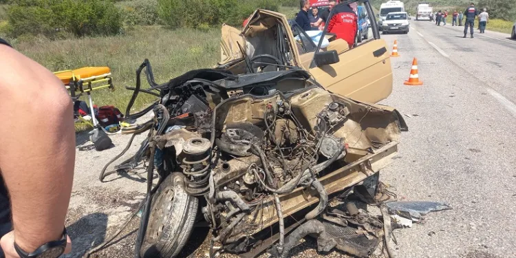 Balıkesir’de otomobil ile kamyon çarpıştı: 2 ölü, 1 yaralı