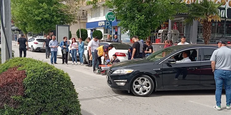 Motosiklet ve bisiklet çarpıştı: 3 yaralı