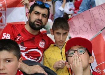 Görme engelli öğrencisine maçı anlattı