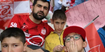 Görme engelli öğrencisine maçı anlattı